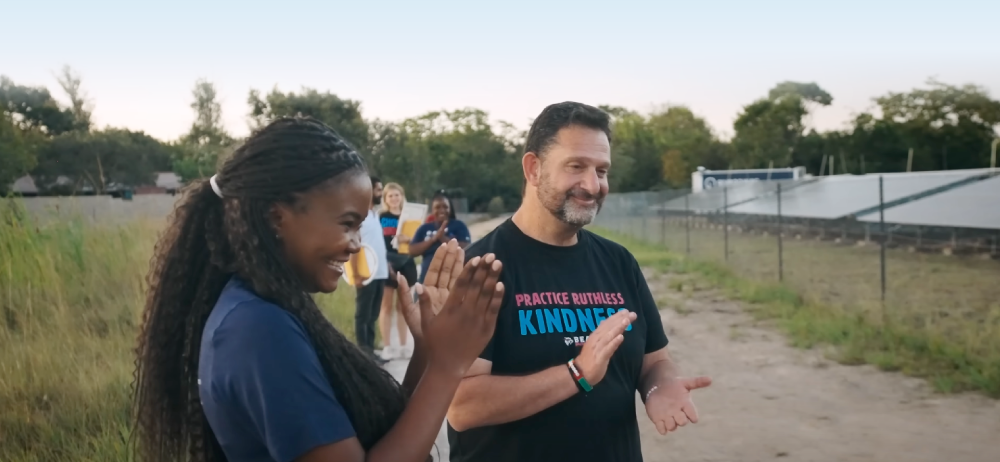 Nous avons reconstruit un village grâce à la philanthropie des bêtes!