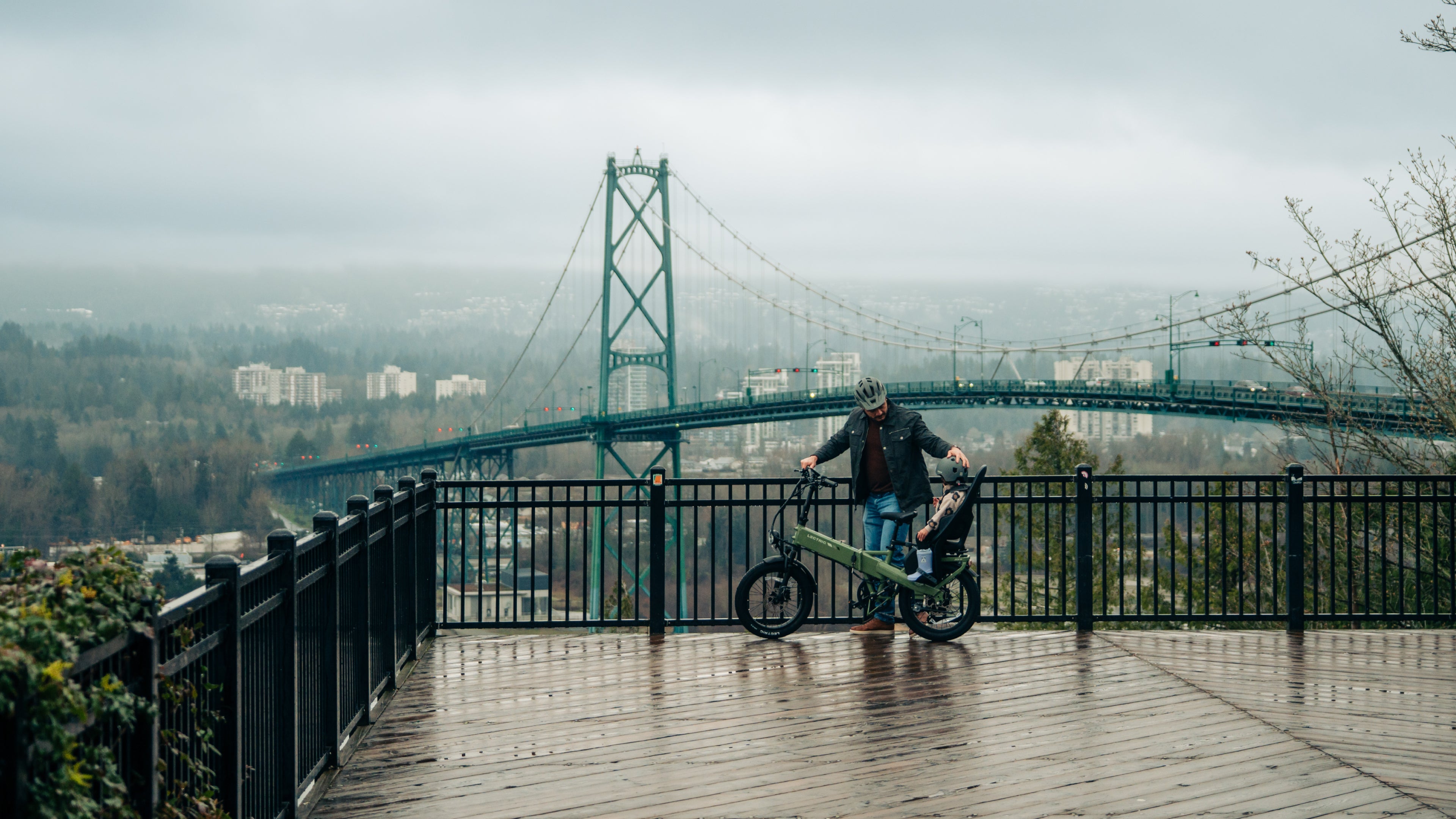 Deux hommes faisant du vélo électrique sur une colline en souriant