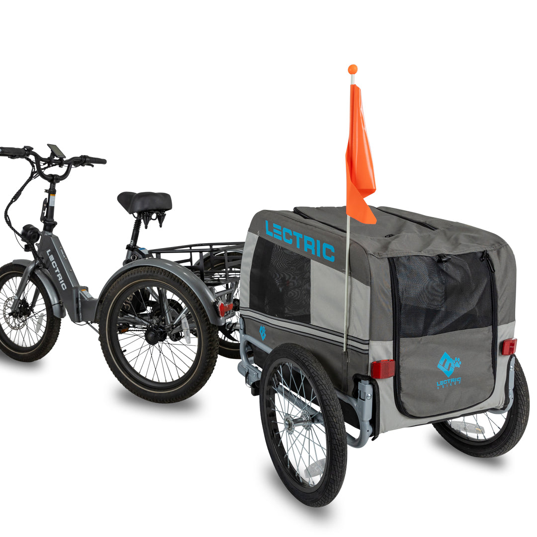 Trike Lectric XP avec un wag-along fixé à l’arrière avec l’attelage Trike