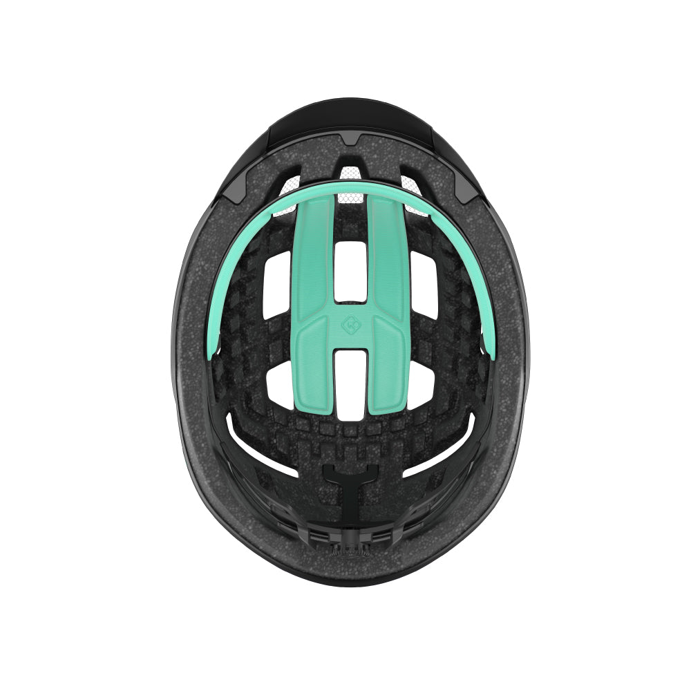 Vue intérieure de l’intérieur d’un casque laser noir sur fond blanc