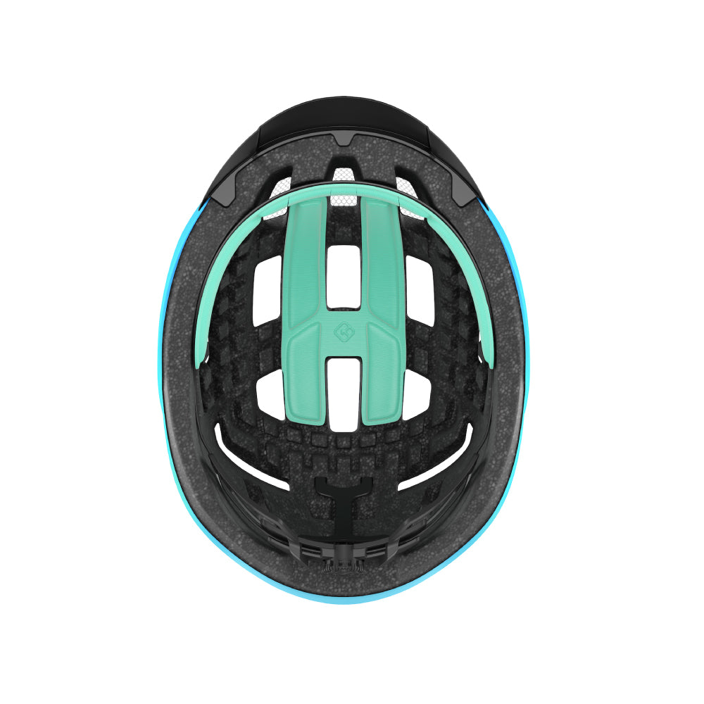 Vue intérieure depuis le bas d’un casque laser bleu sur fond blanc