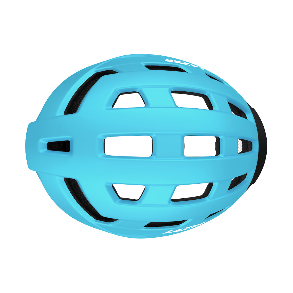 Vue de dessus d’un casque laser bleu tourné vers la droite sur un fond blanc