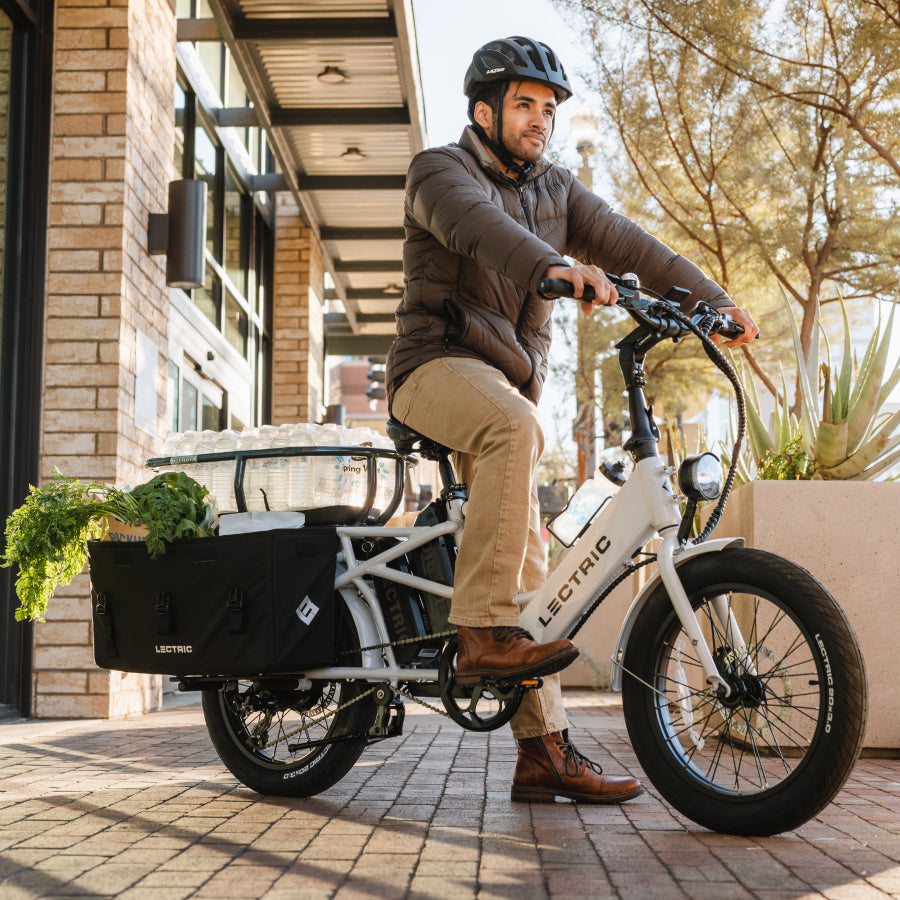Homme conduisant lectric xpedition cargo ebike à travers la ville