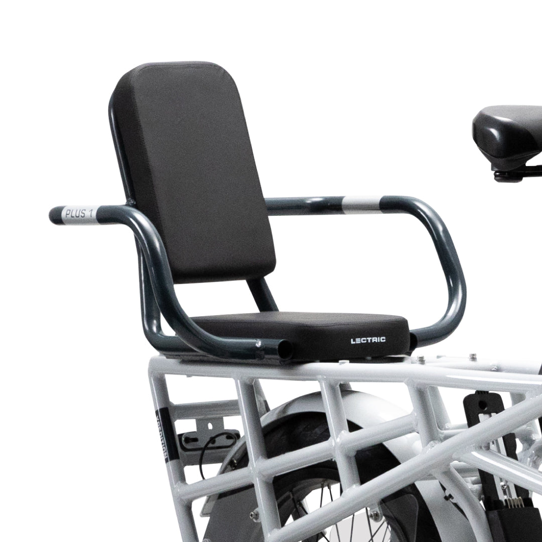 Plus une chaise attachée à l’arrière d’un vélo cargo Lectric XPedition blanc